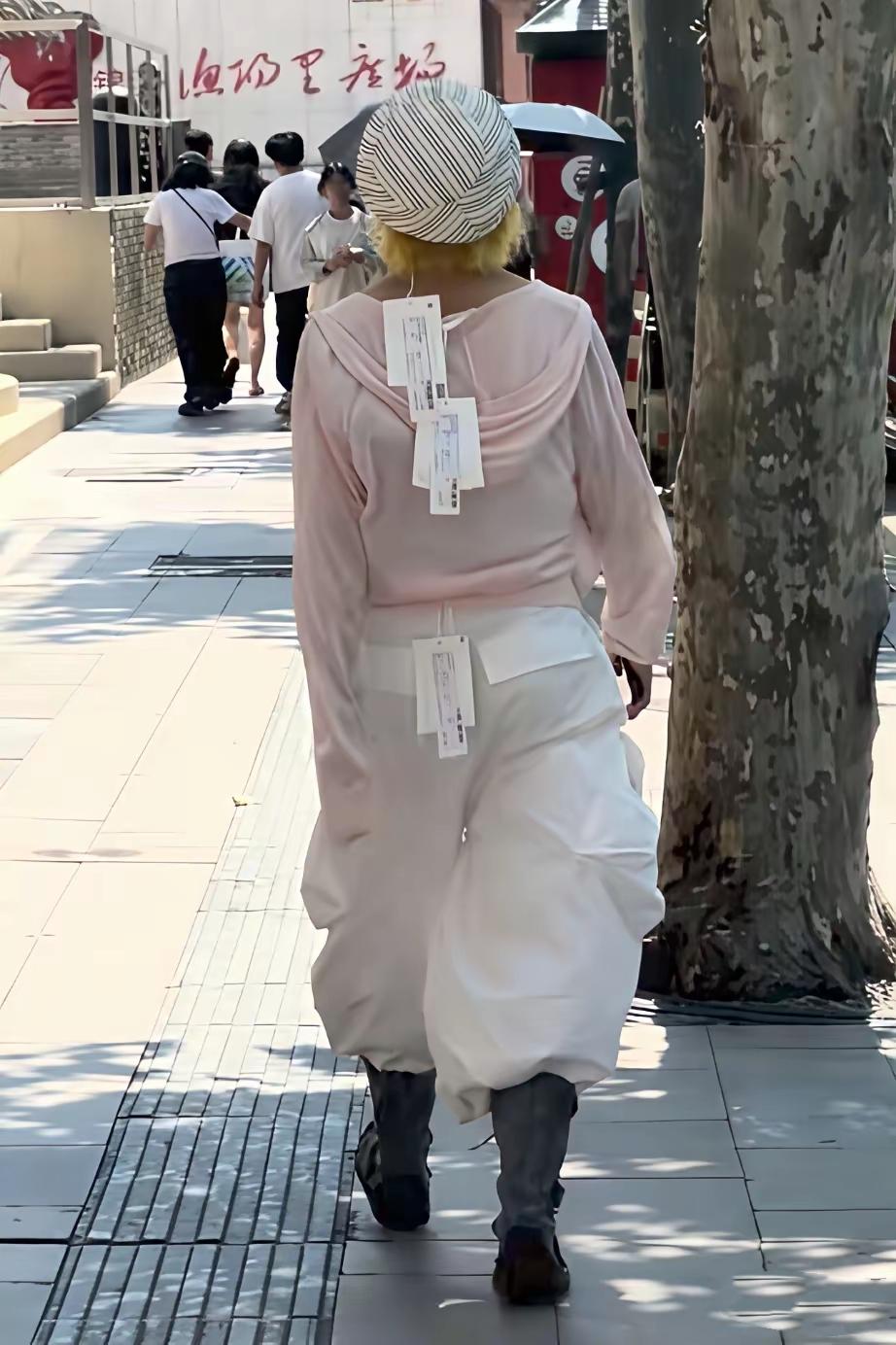 路人后背挂满三个吊牌走在街上，路人纷纷侧目，这穿搭是什么讲究？街头穿搭街头