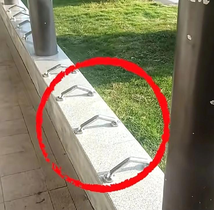 好好的公园,为什么非要弄成这个样子有人在东东莞公园内发现很多休息凳上面都焊接了