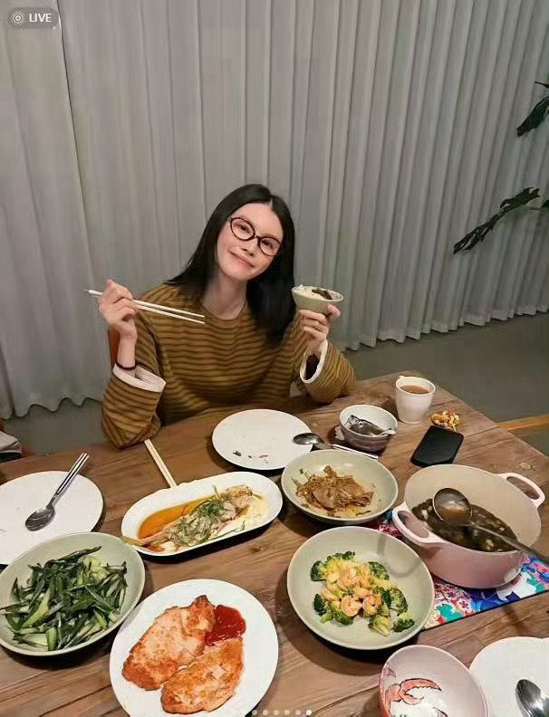 何穗晒出陈伟霆做的五菜一汤，有了老公生活就是幸福啊