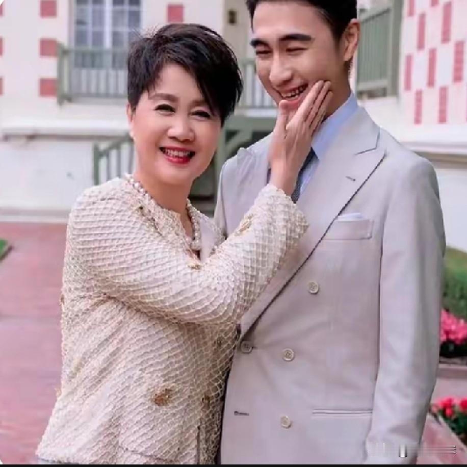 梁安琪养育了个好儿子，何幼君聪明又乖巧。梁安琪温暖喜悦的抚着儿子的脸庞，何幼君与