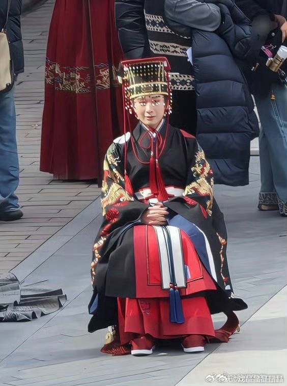 可能去年一季三扑太伤了，呃粉想带着老呃走跳大神路线。