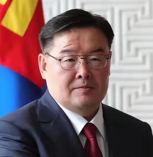 最近蒙古政坛有新动向，蒙古大呼拉尔选举赞丹沙塔尔出任政府新总理，他可是首位从总统