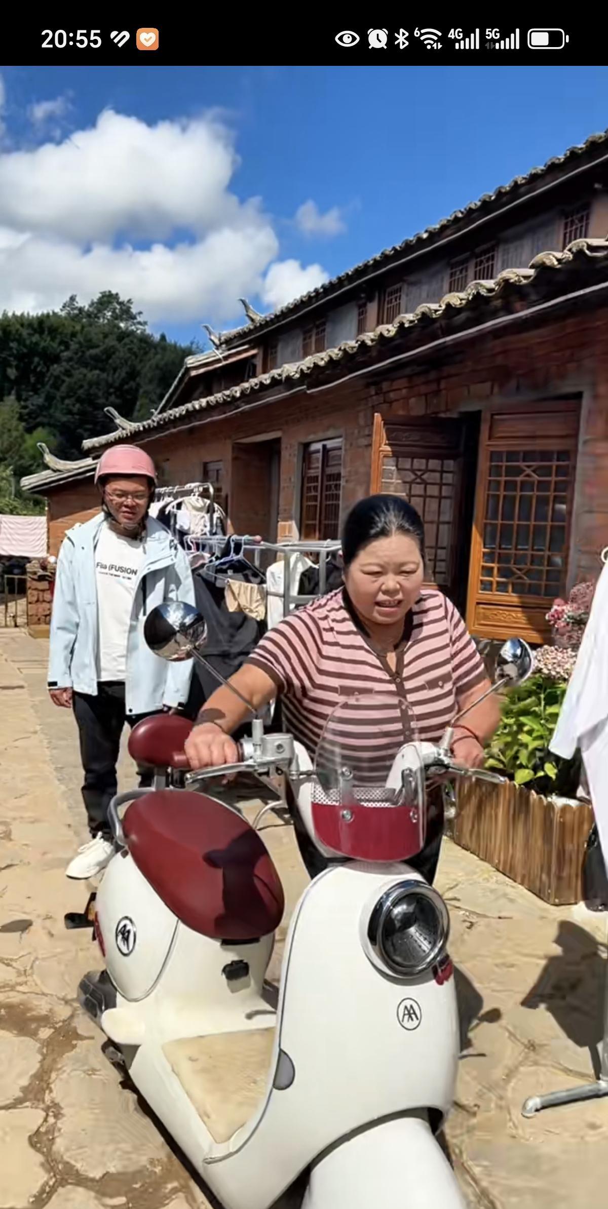 金哥教妈妈骑电动车，他妈妈学的气喘吁吁的[捂脸哭]。金哥趁着李家村人少，教妈妈学
