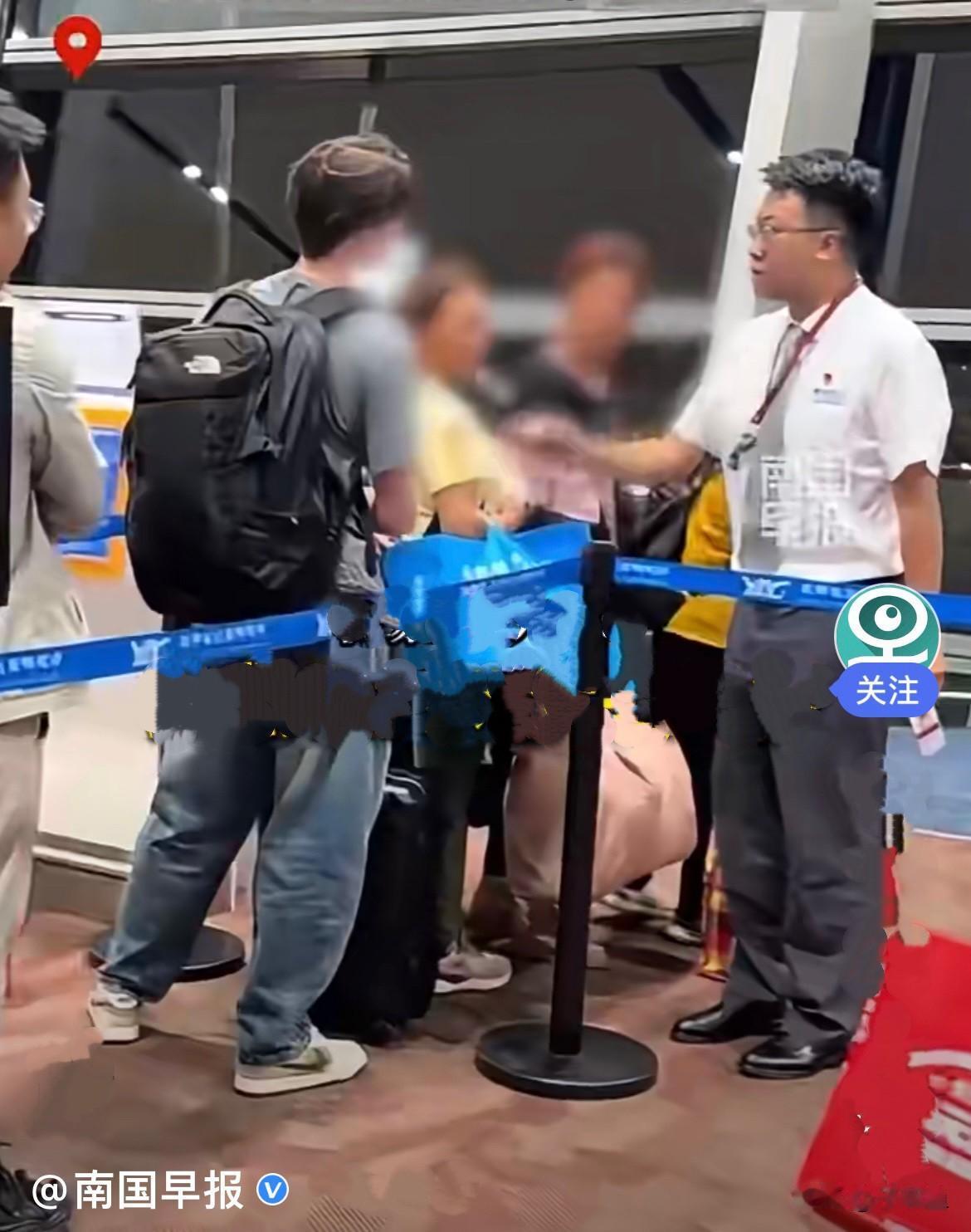近日，云南昆明长水国际机场登机口，一幕大快人心的画面刷屏全网，当时航班正常登机，