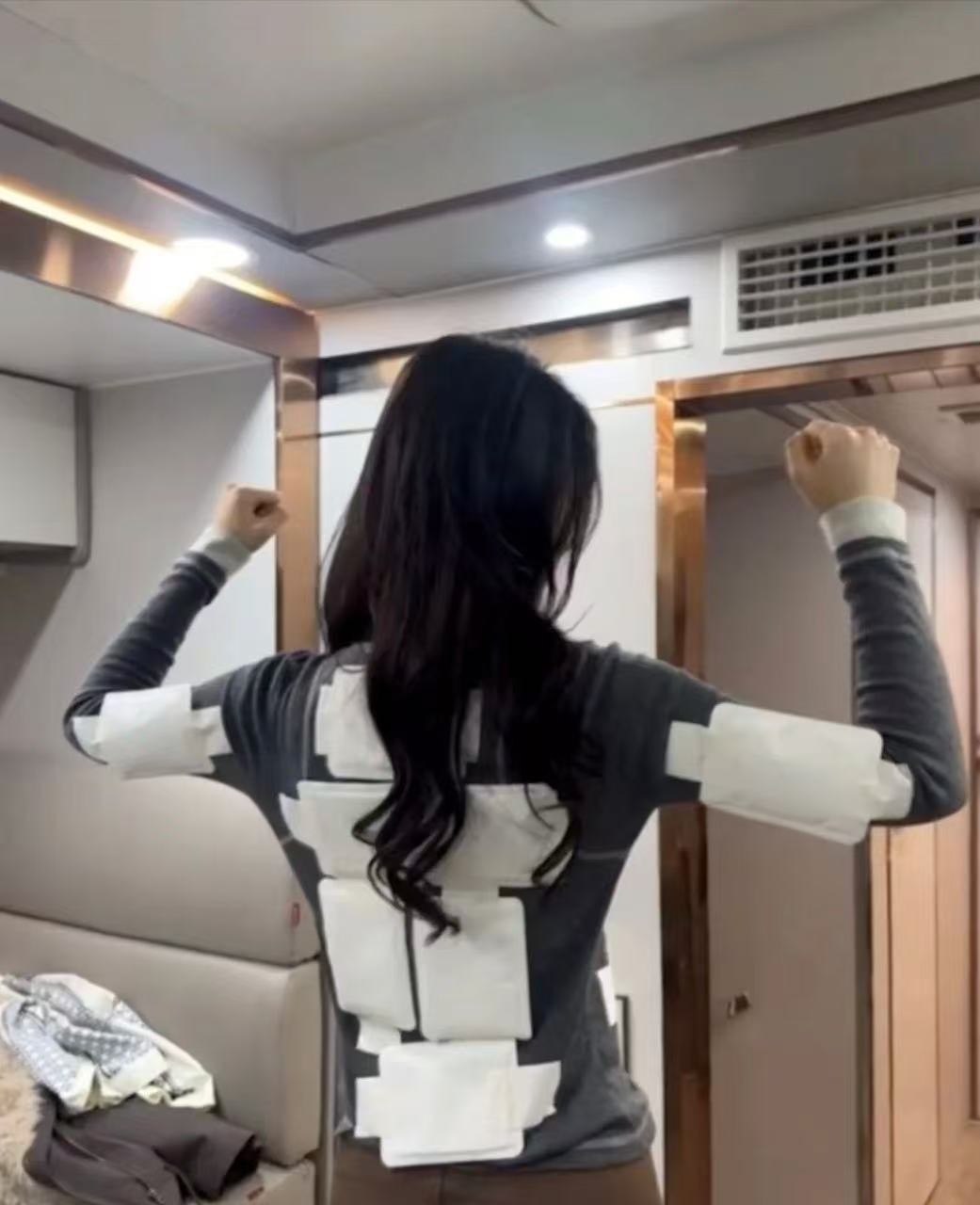 赵今麦背上贴满了暖宝宝赵今麦的“暖宝宝战袍”火了！整齐排列的暖贴仿佛现代版护心