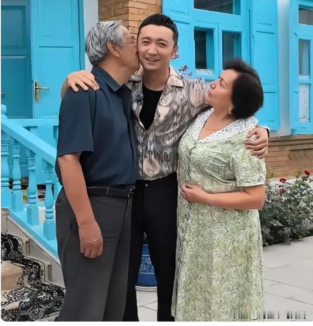 他是央视著名主持人之一，在新疆拥有别墅、1000多平米院子，为了父母愿望，特地装