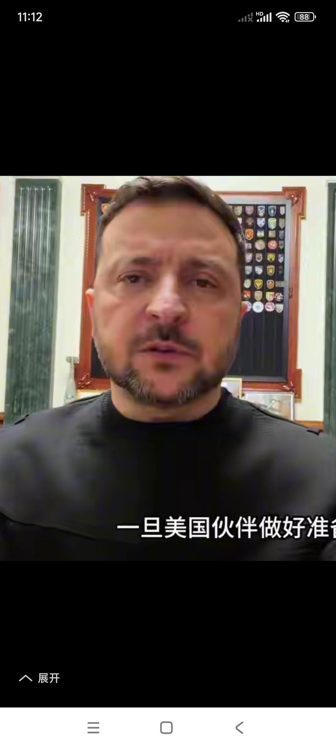 看看乌克兰总统泽连斯基。两张图片是不是判若两人？几年光景，变化太大。