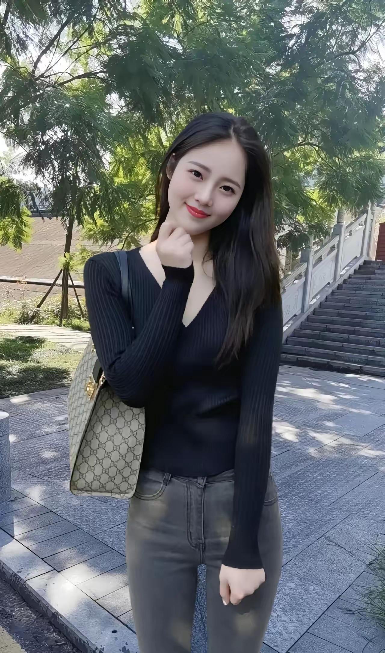 黑色毛衣+牛仔裤，简约时尚，轻松出街！