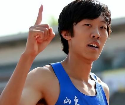 张国伟偷鸡不成蚀把米！9月12日，张国伟连发两条微博阴阳刘翔，称国内和国外的体育
