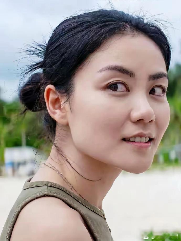 坦白说，我对王菲始终喜欢不起来。单看眉眼，总感觉她的眼神里藏着几分权衡与目的性。和窦唯相恋时，即便知