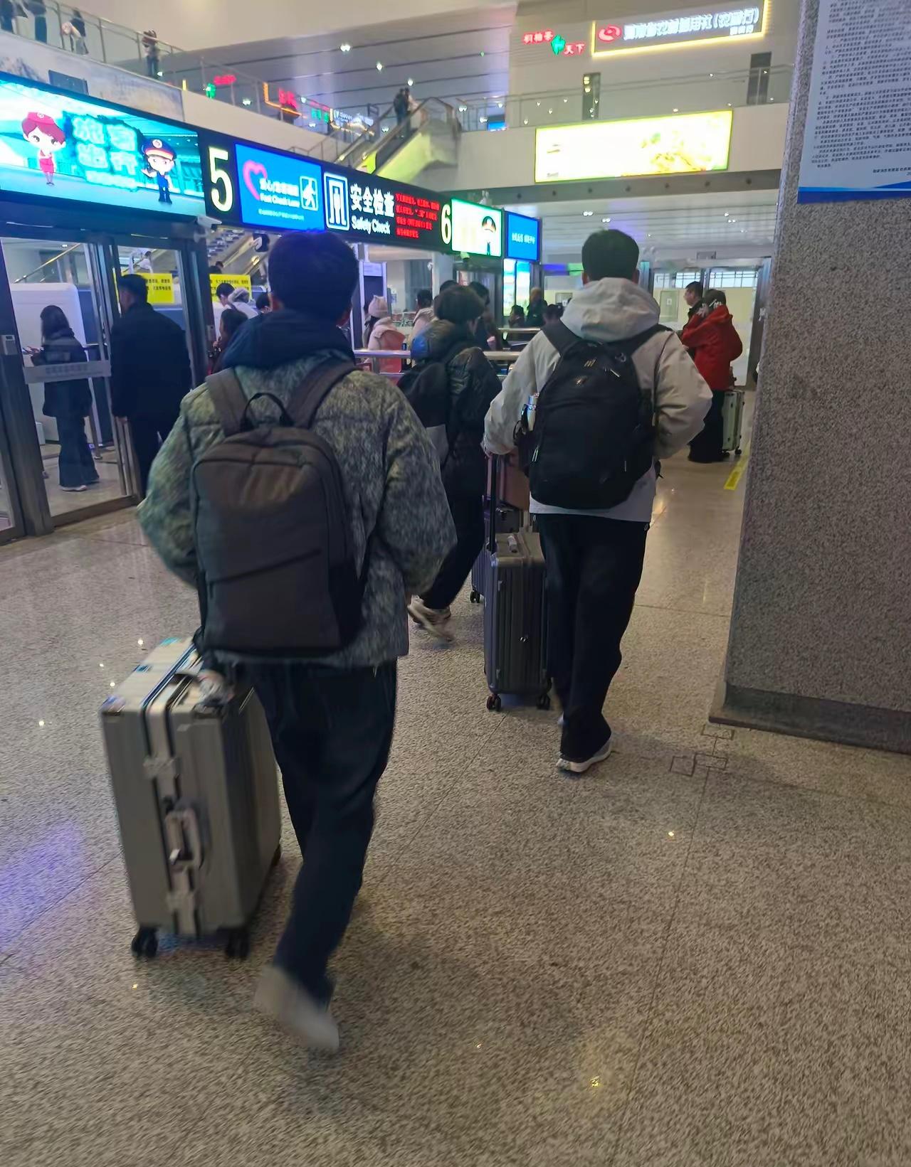 儿子今晚上的高铁，又去学校深造他的土木工程专业了。送他到高铁站，看着他安检进站，