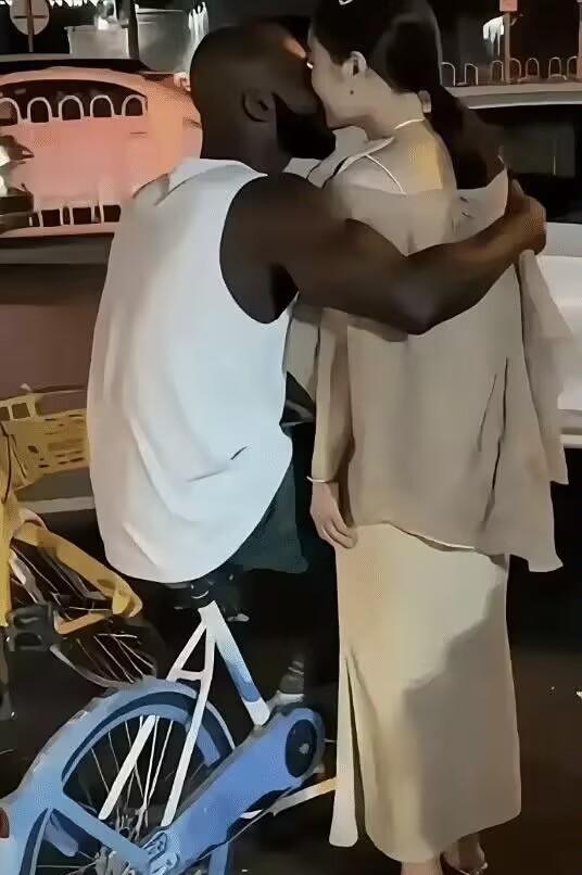 广州大街上一位40多岁黑壮的外国男子，正搂着个20出头的小姑娘，俩人情意绵绵有说