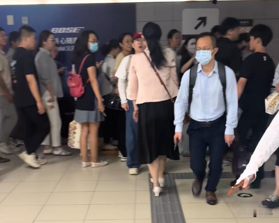 这一把我站粉红色西装这一边
