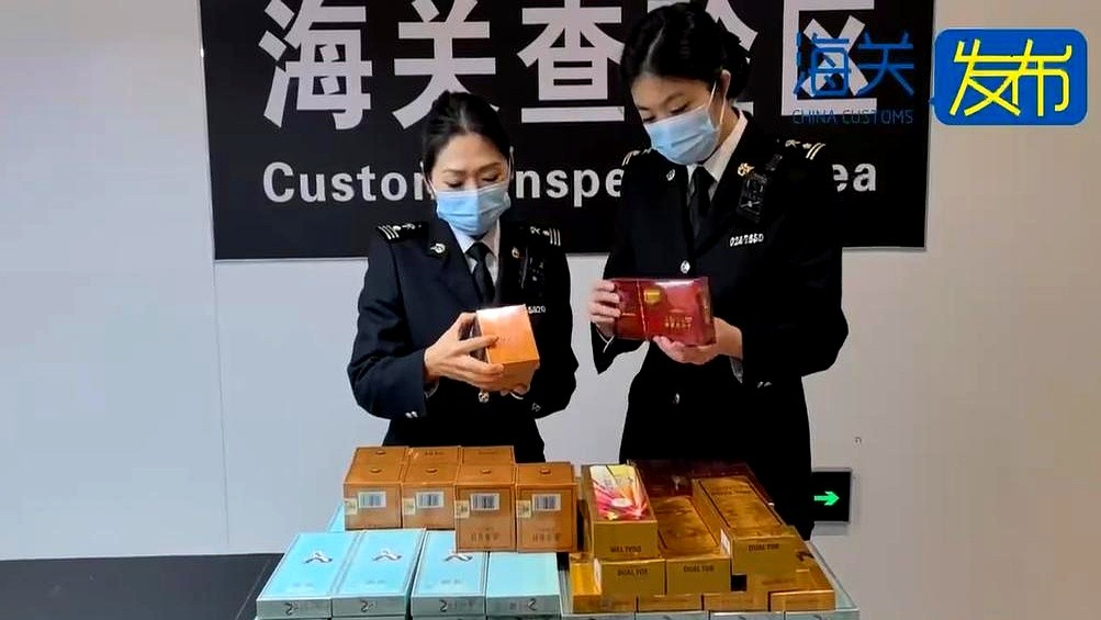 胆子实在太大了！天津滨海国际机场，一名男性旅客下机后，推着行李车经过旅检大厅