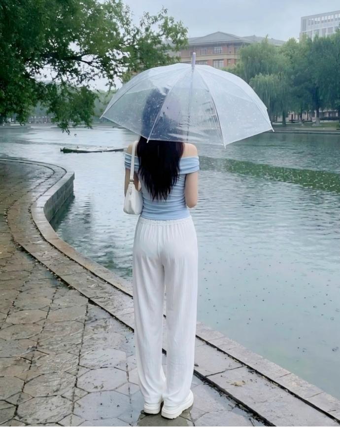 那些在风中走散的缘分、于岁月里落空的执念，看似是命运留下的斑驳遗憾，实则是时光在