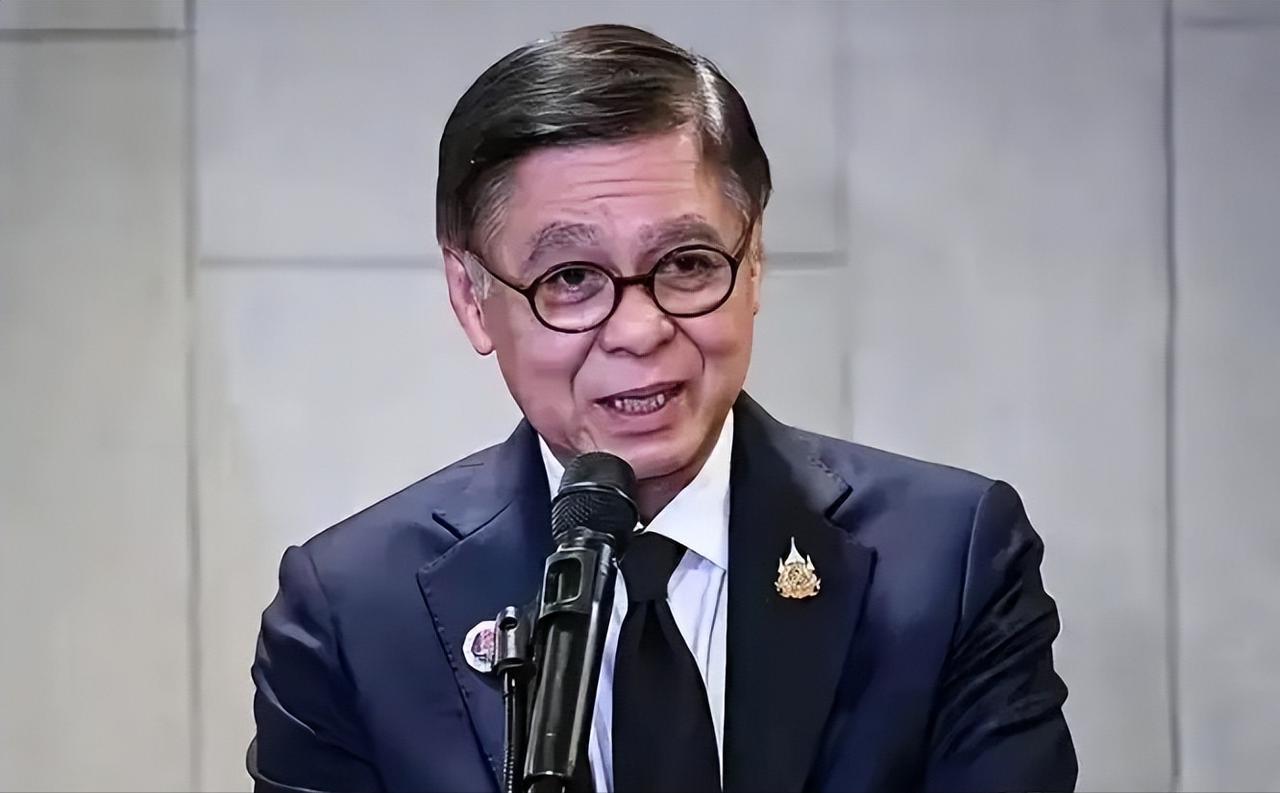 泰国外长西哈萨8月5日公开讲话，不顾外交礼节，直接批评中国大使：“外交官不能只维