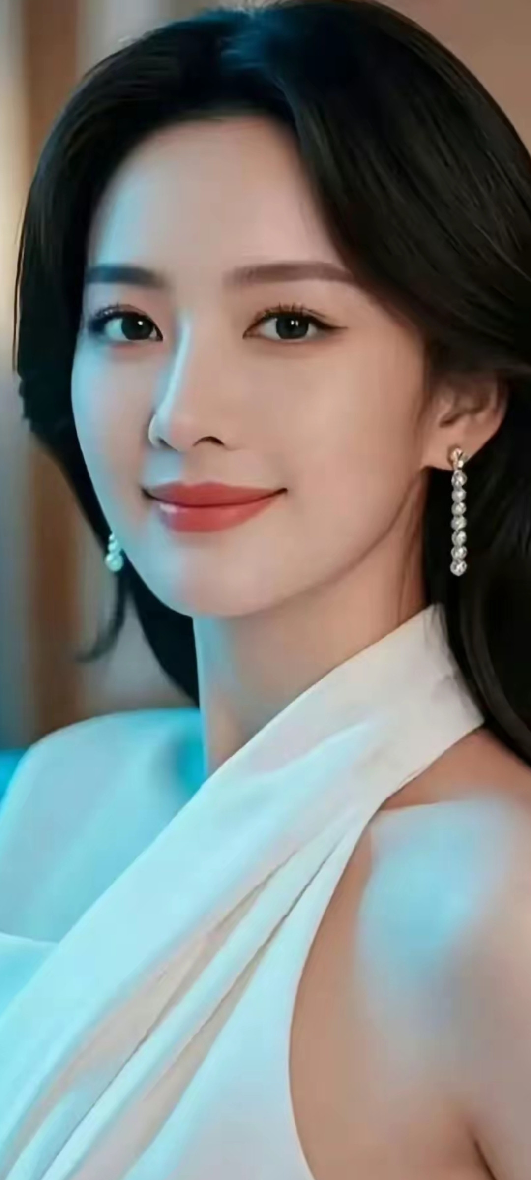 优雅白裙，闪耀耳环，温柔微笑，气质女神