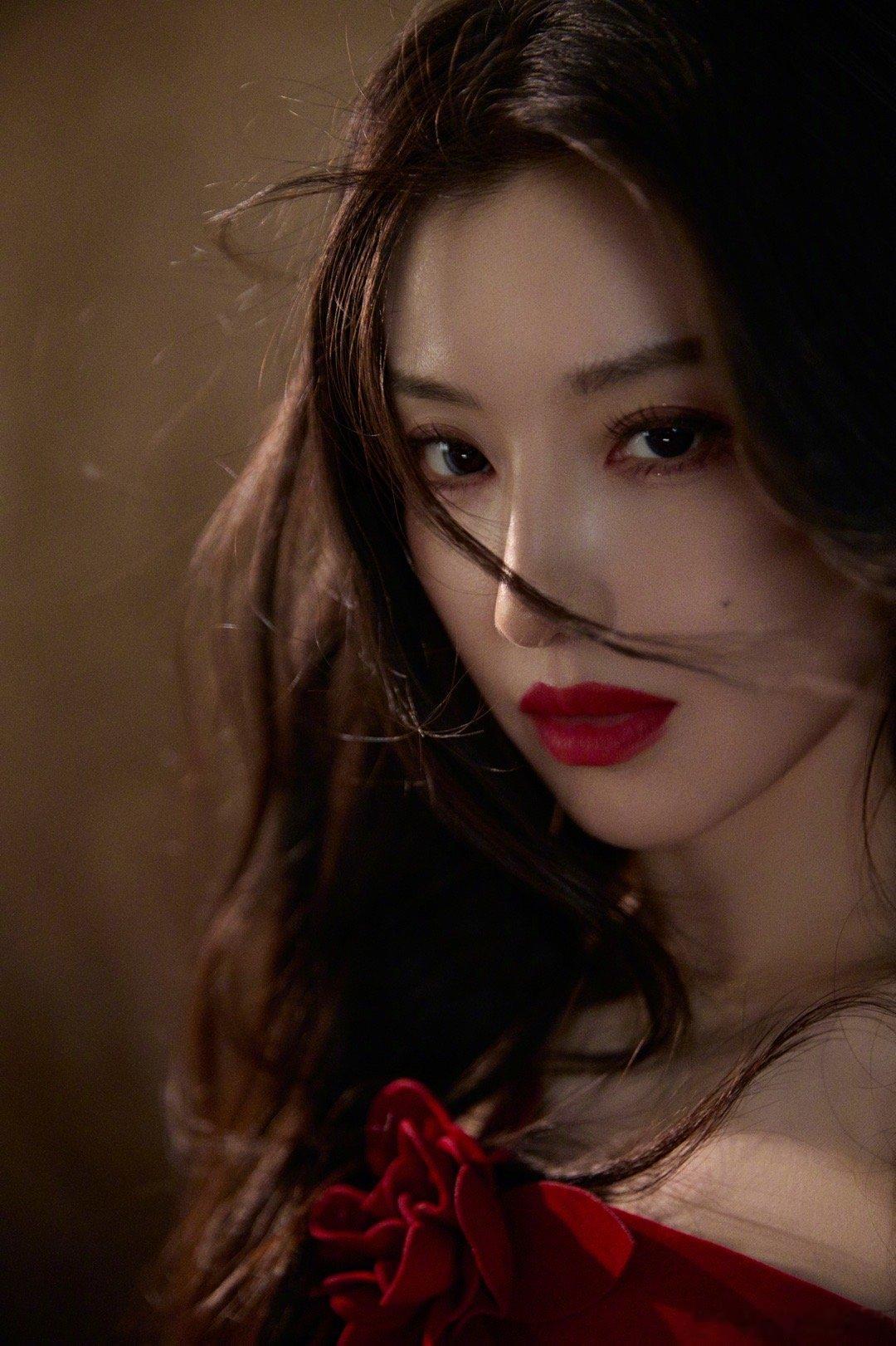 你是王鹤润那她是谁从软萌邻家到冷艳财阀女，再到红裙红唇的气场女王，每个造型都像