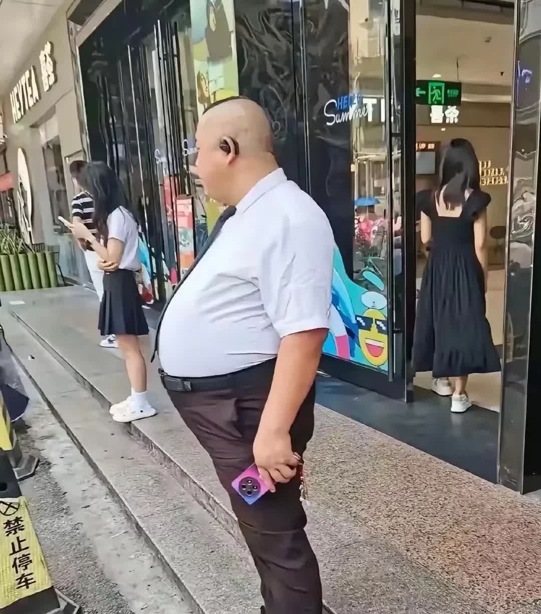 湖南长沙，有一名女子周末跟孩子前去逛商场，刚来到商场门口，看到商场的保安在指挥一