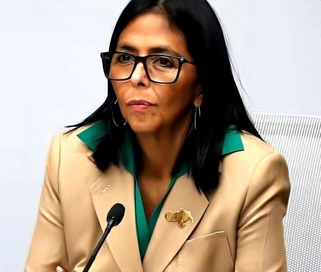 委内瑞拉上演了最魔幻的一幕。那个亲手把国家财富打包送给美国的女人，德尔西，竟然亲