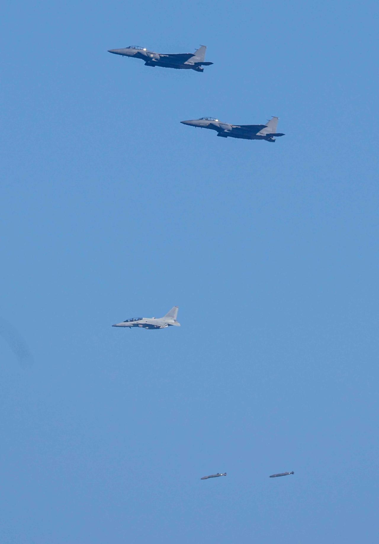 据韩国先驱报报道，两架价值数千万美元的F-15K战斗机在万米高空猛烈碰撞，机身碎