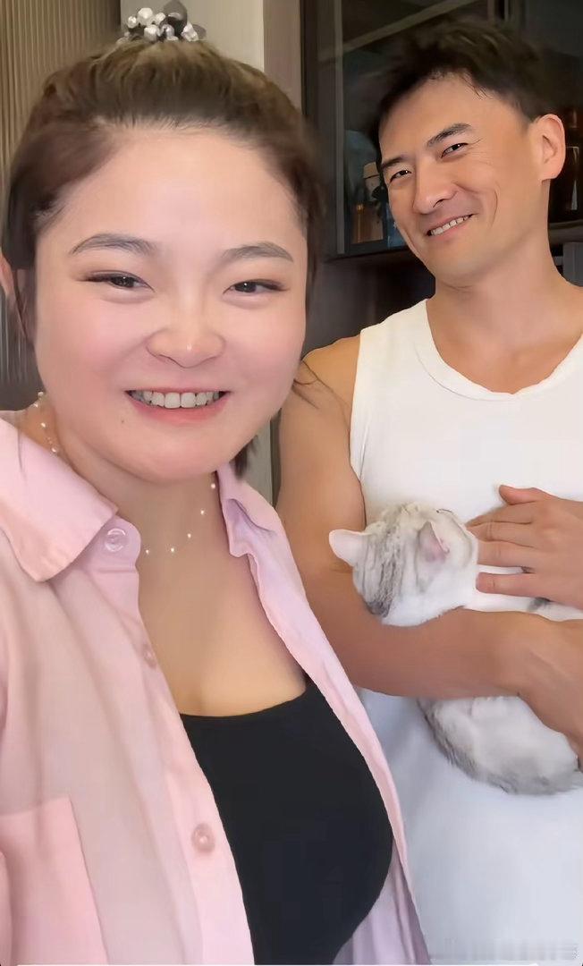 赫子铭七夕晒出二婚妻子合影，网友竟调侃像乡村版的何洁，这评价也是够逗的。之前赫子