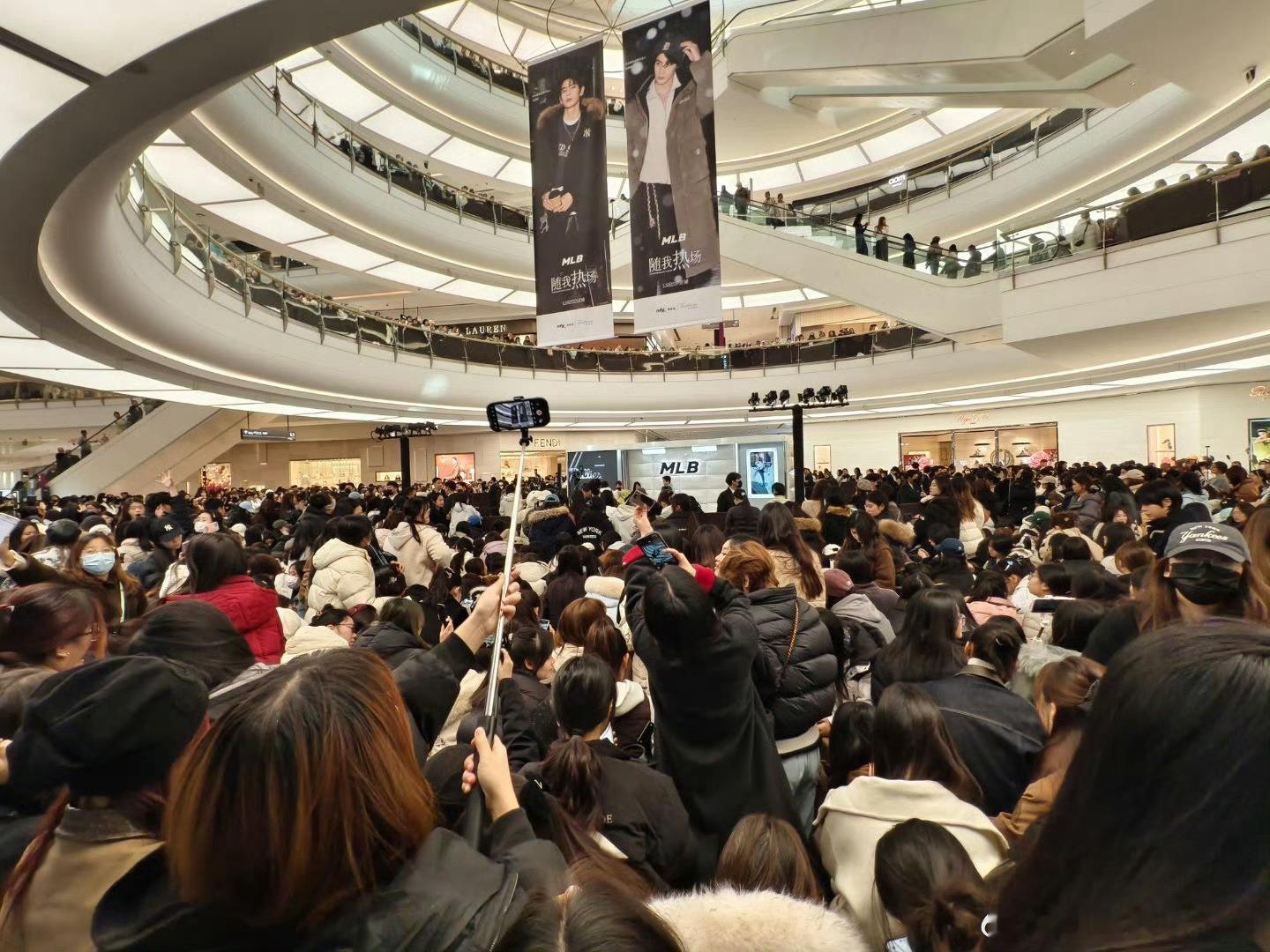 上午路过商场被震撼到，全是为张凌赫而来的粉丝。下午的活动提前这么久就聚集这么多人