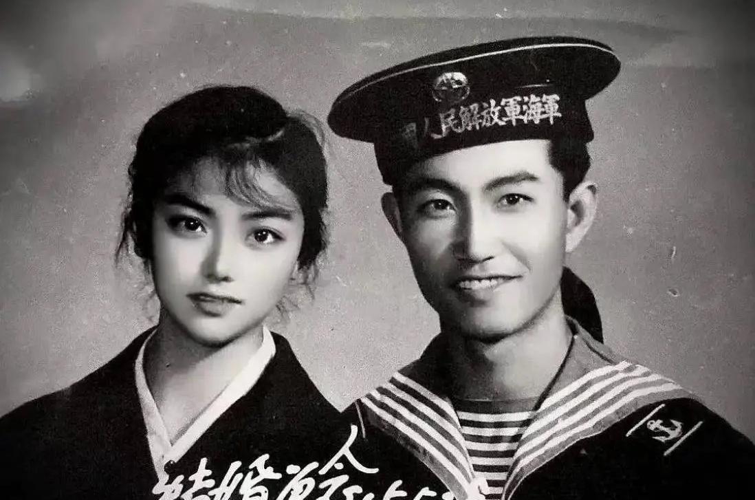 1965年5月28日，一名年轻的海军战士与新婚妻子到照相馆，拍下了这张结婚照。新