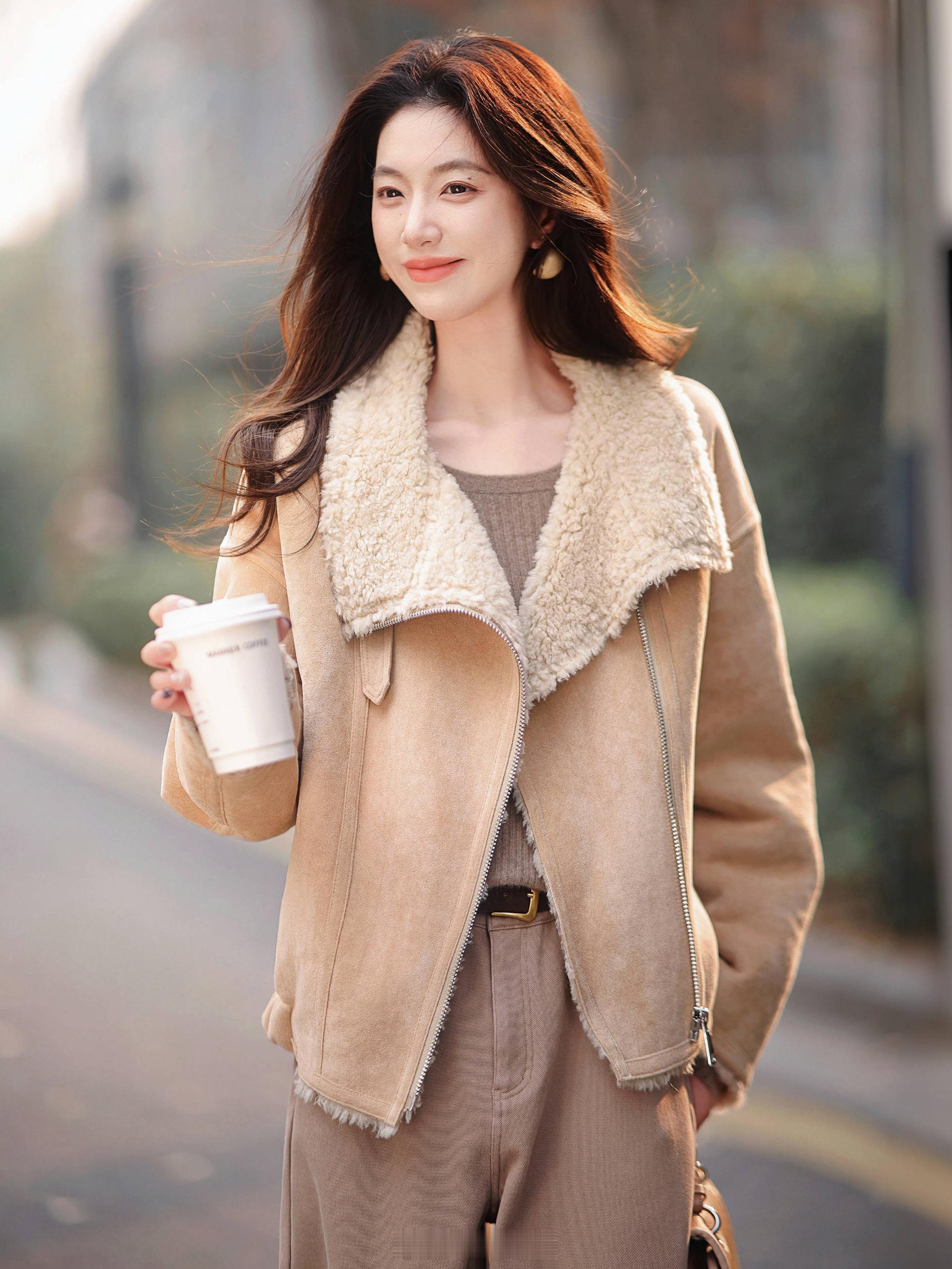 这又是谁期待的机车风外套？100羊毛+羊金绒轻盈抗风又好搭配爱的宝举个手看看?