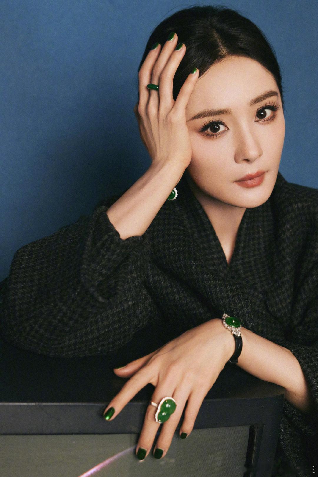 杨幂大佬坐姿，霸气女王。