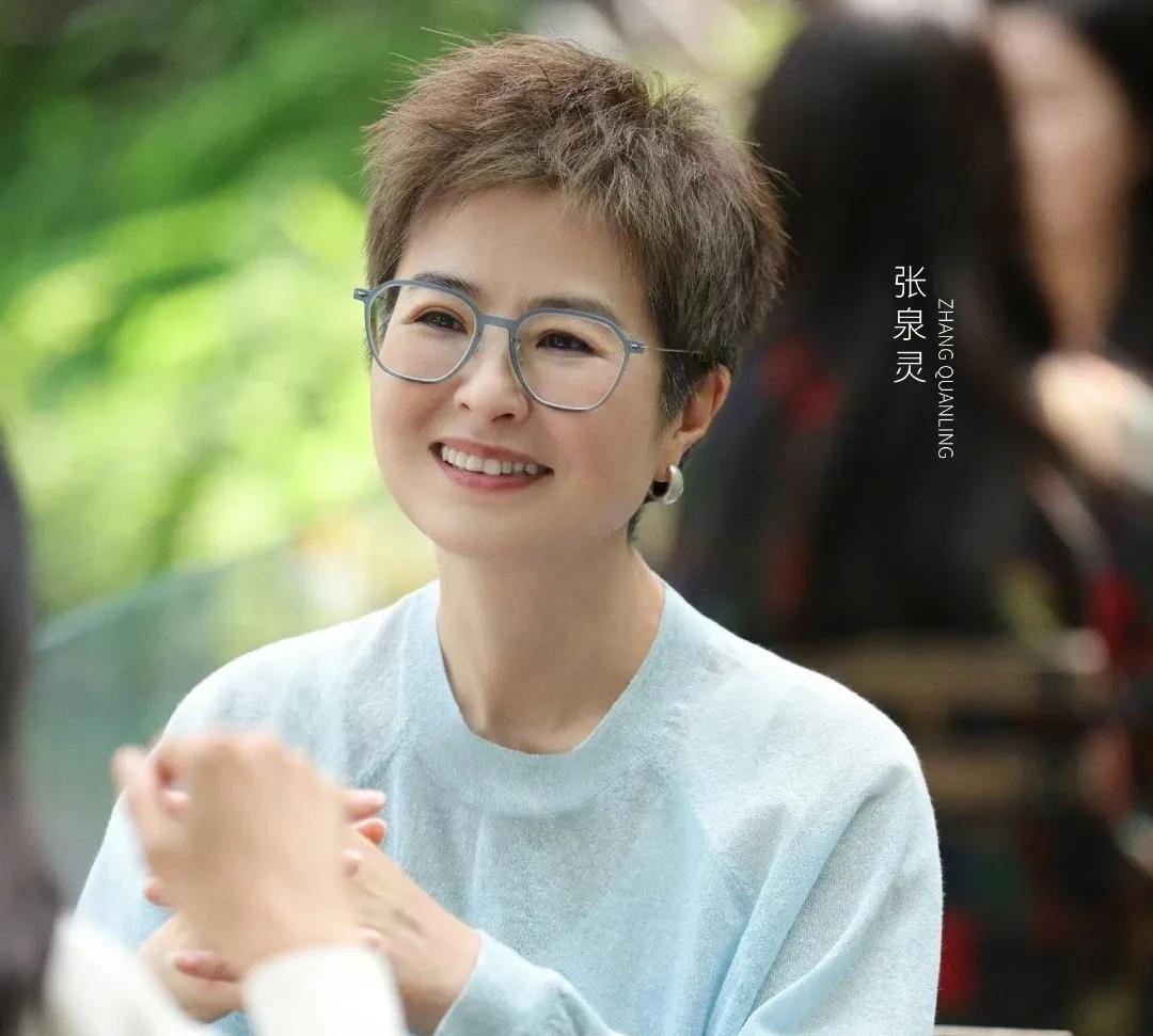 张泉灵说：“李晟是她家里最不卷的一个人。”谈起李晟的家庭，张泉灵是竖起大拇指。