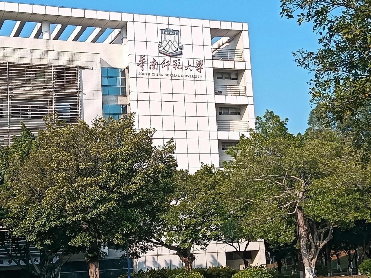 有考生家长来信：“乐教授，您好！想请教一下，我家孩子是历史类女生，原本打算读法学