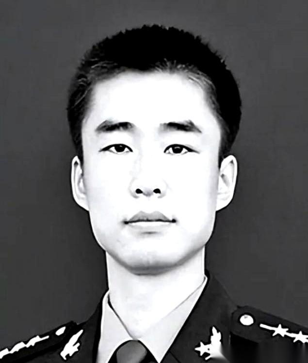 “我爸爸救人淹死了……”一个三岁的小女孩，对着电话那头部队打来的电话，用最稚嫩