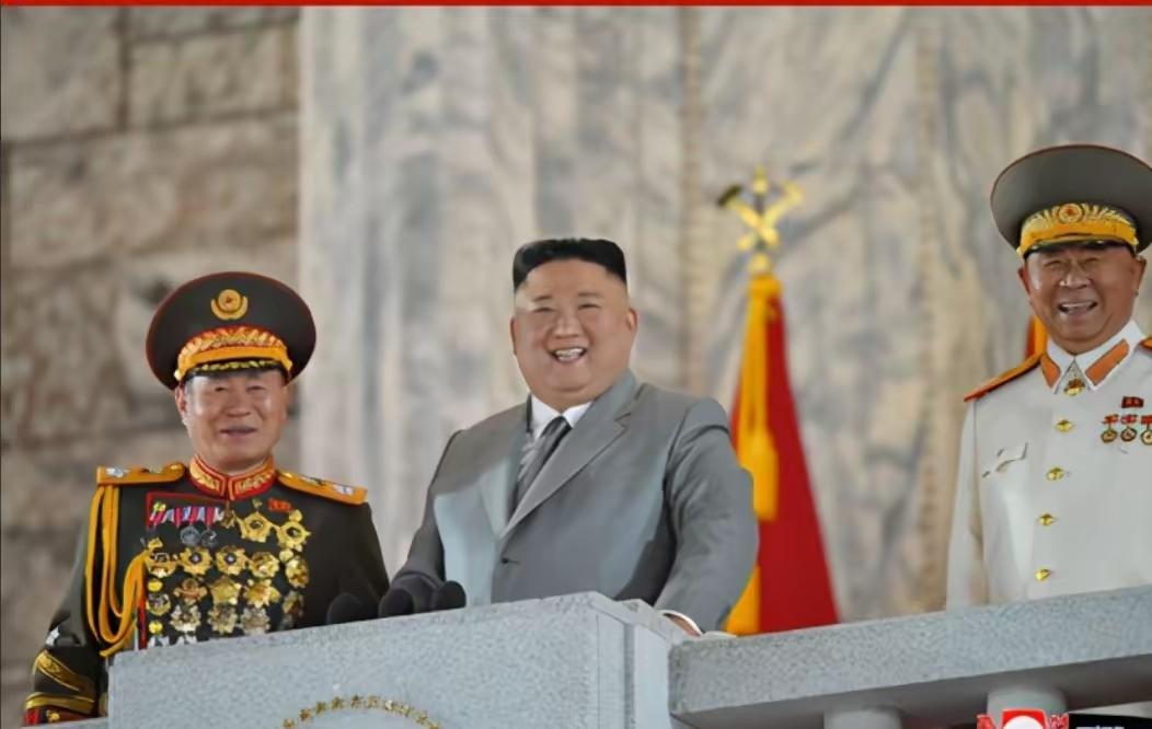 金正恩说，我大半夜阅兵，让你知道我有，但不让你看清我有什么。半夜搞阅兵，