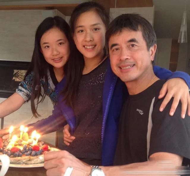 该说不说陈冲的两女儿真的漂亮，长相比陈冲秀气，陈冲大脸盘子加罗⭕️腿，两女儿像爸