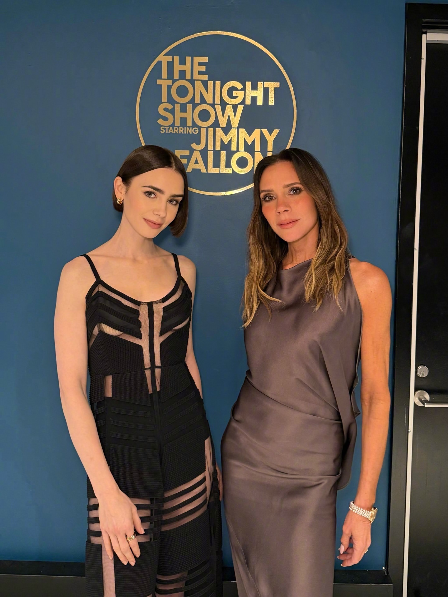 同场亮相《吉米今夜秀》节目的维多利亚·贝克汉姆和LilyCollins。维多