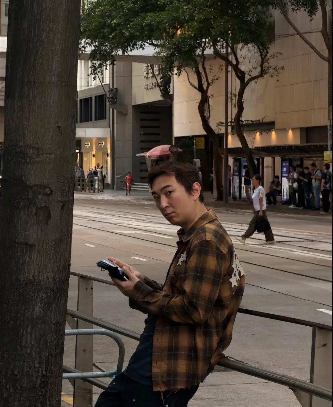 王思聪中秋在香港被网友偶遇！独自待在中环街边，满脸疲惫。现在就孤零零一个人，变化