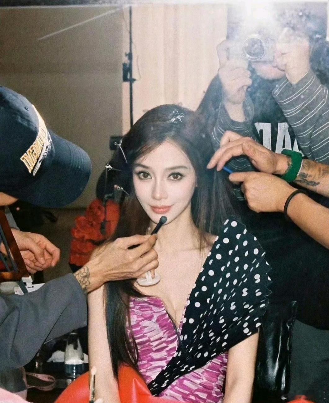 Angelababy这两张照片竟然隔了十几年，说出来你敢信？我还以为是前后脚拍的