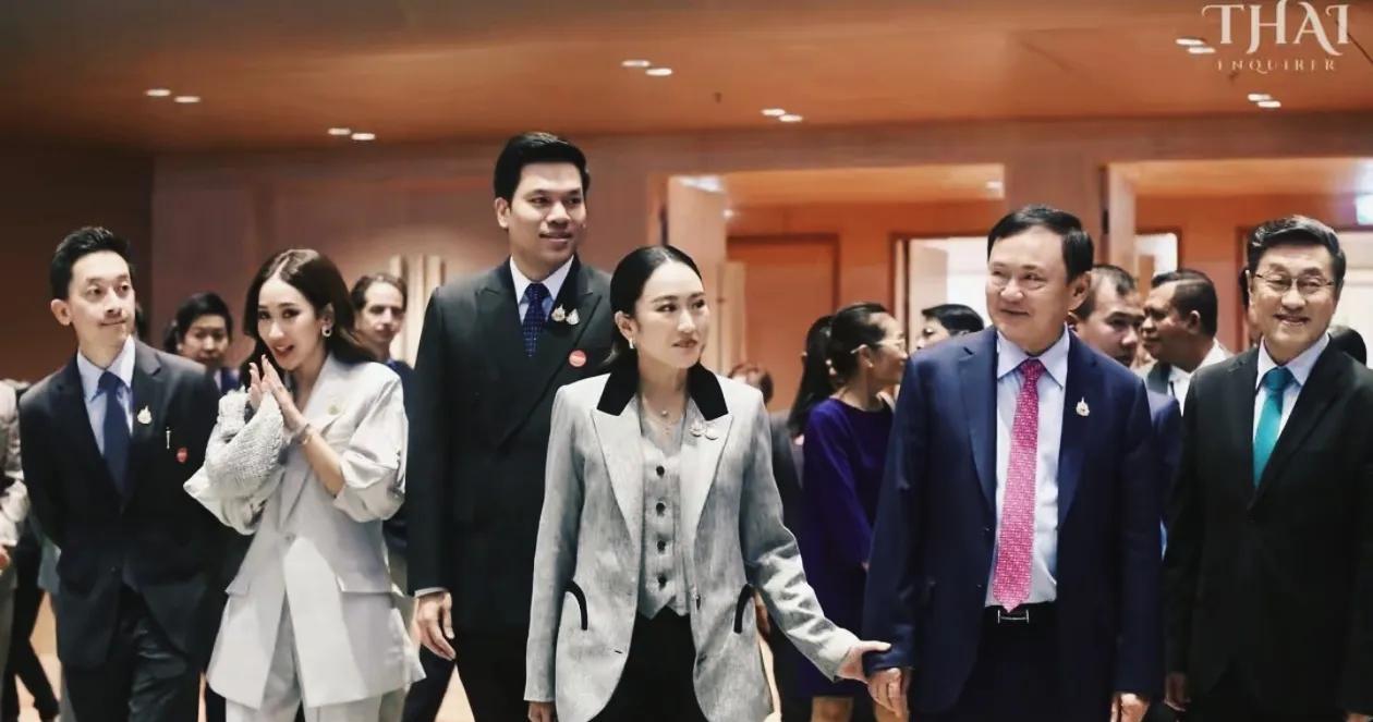 “通讯门”后首次牵手露面！他信父女3人在软实力上对柬埔寨打出一个套组合拳，洪森毫
