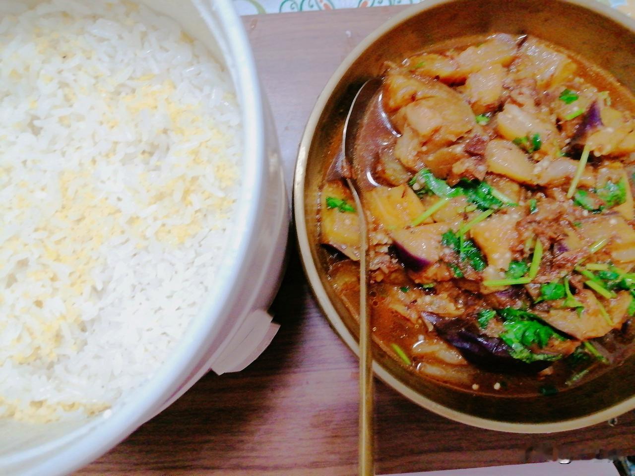 今天十点半我才吃上午餐。早上我先焖饭，然后等门窗的贴膜都搞定了，我才开始做菜