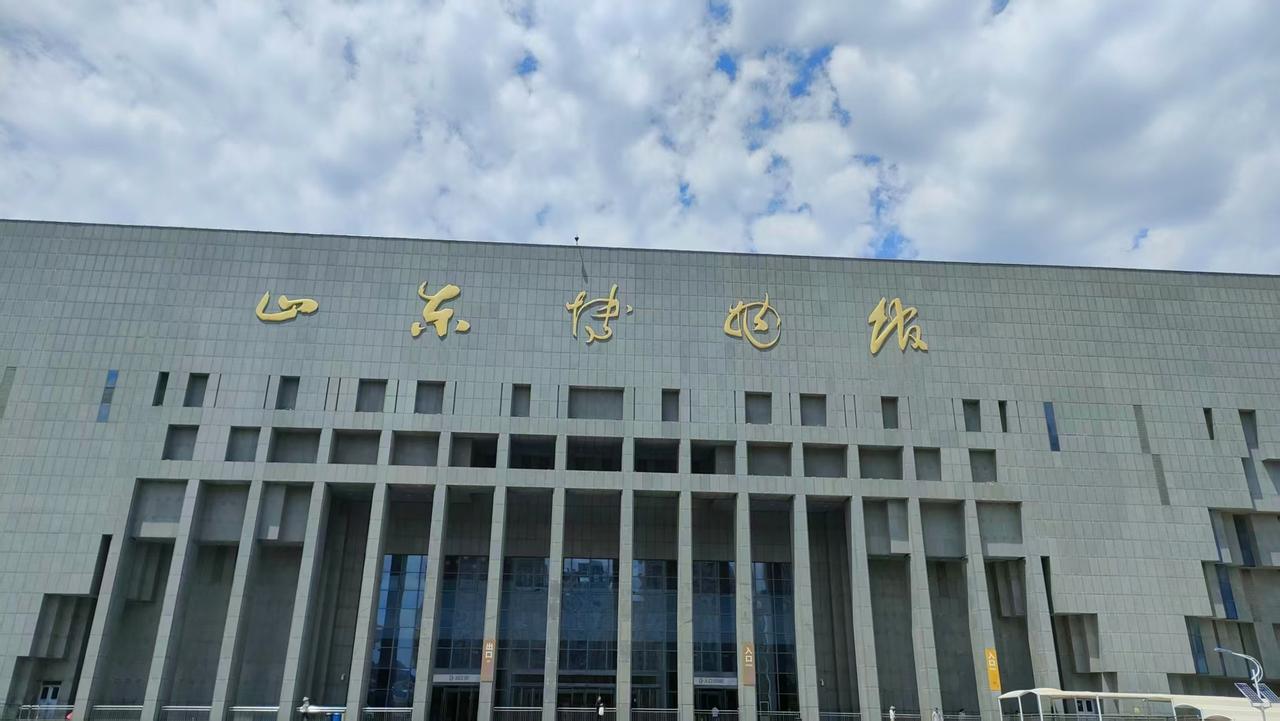 2020年，曾有人提出要将山东博物馆五个大字换成王羲之集字匾额。可是，经过一番研