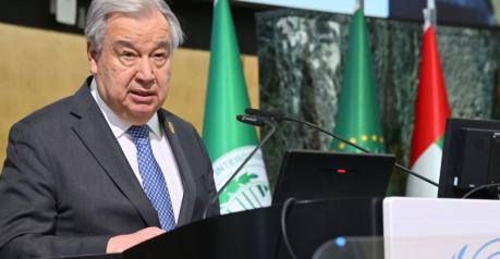 聚光灯下，纽约的寒风扑面，联合国的老掌门人古特雷斯推开话筒，不再说规矩里的字眼，