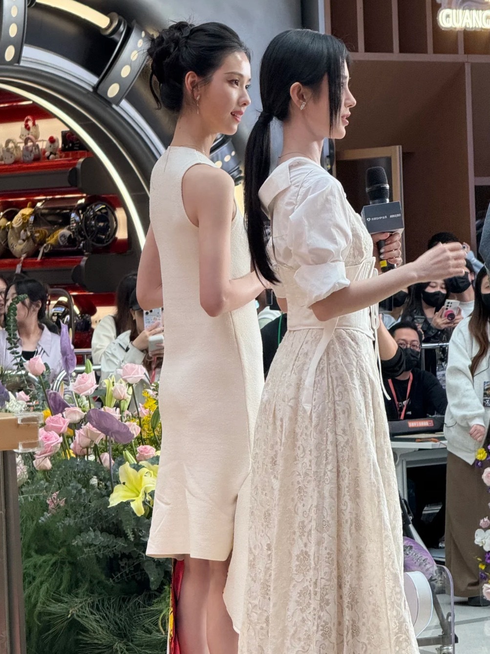 陈都灵背影都是漂亮的好笔挺好轻盈陈都灵真人气质很好！！！端庄又有书卷气，高高