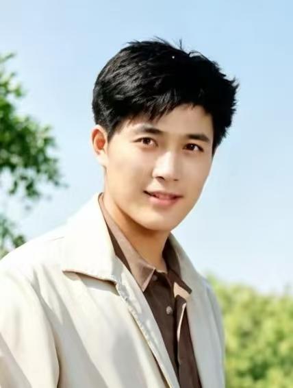 他是上世纪八十年代，上影厂的当家小生。1979年凭借《小字辈》革新迷小葛一角崭