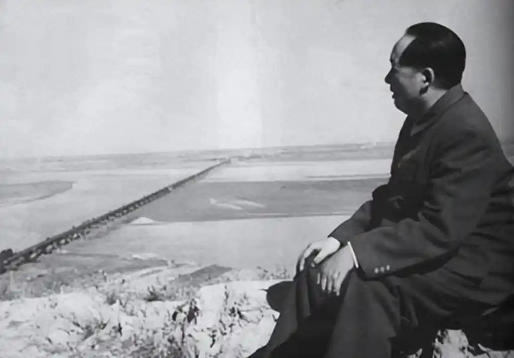 1962年，印度一再挑衅，惹得主席火冒三丈。他用力一拍桌子，语气坚决地说：“印度