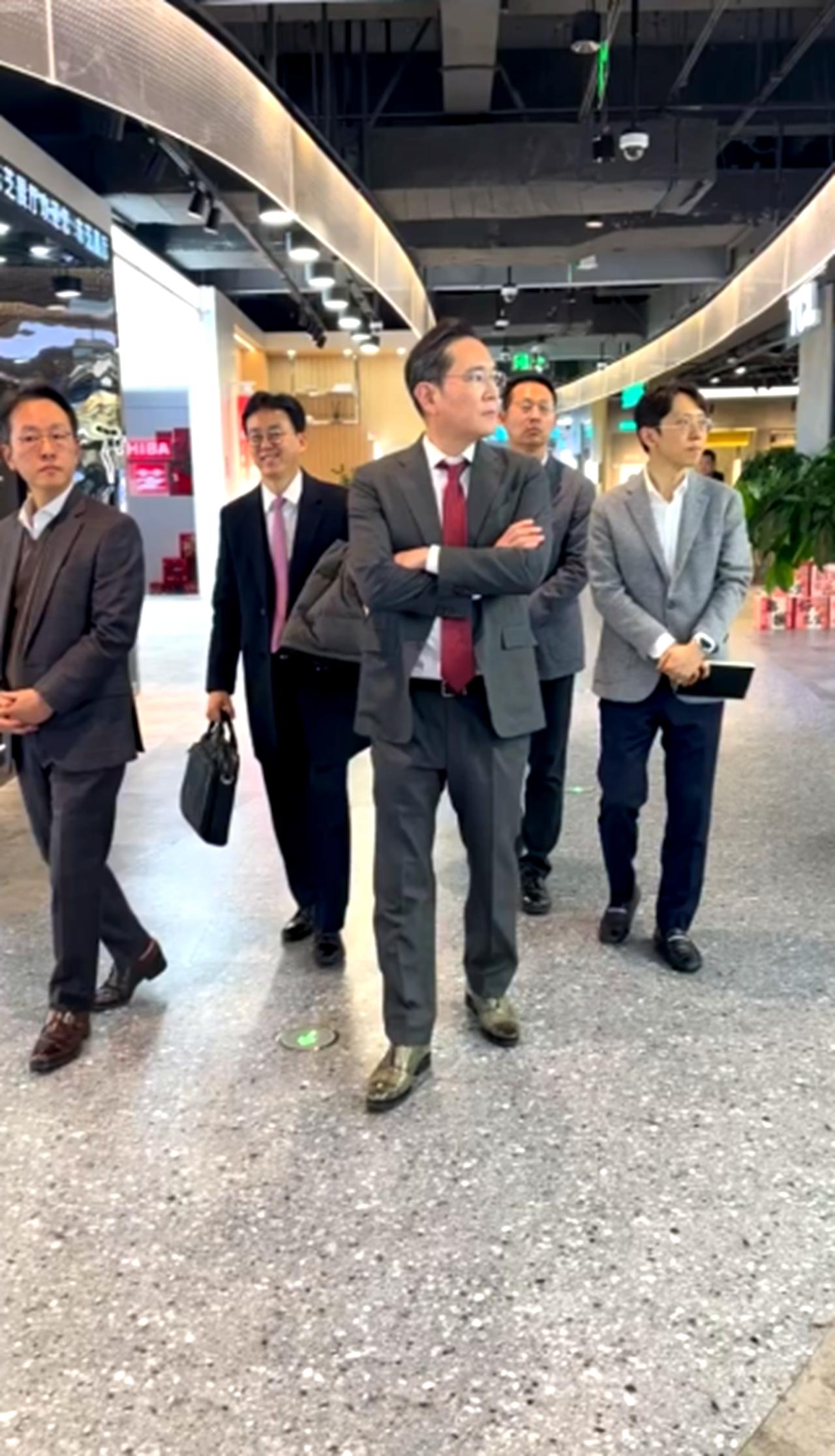 李在镕在北京商场逛街，怎么没有人上去合影签名啊！1月5日，三星会长李在镕现身北