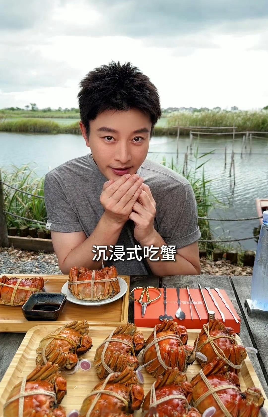 贾乃亮沉浸式吃大闸蟹看完默默打开生鲜app加购了两只，钱是亮哥帮我花的，馋也