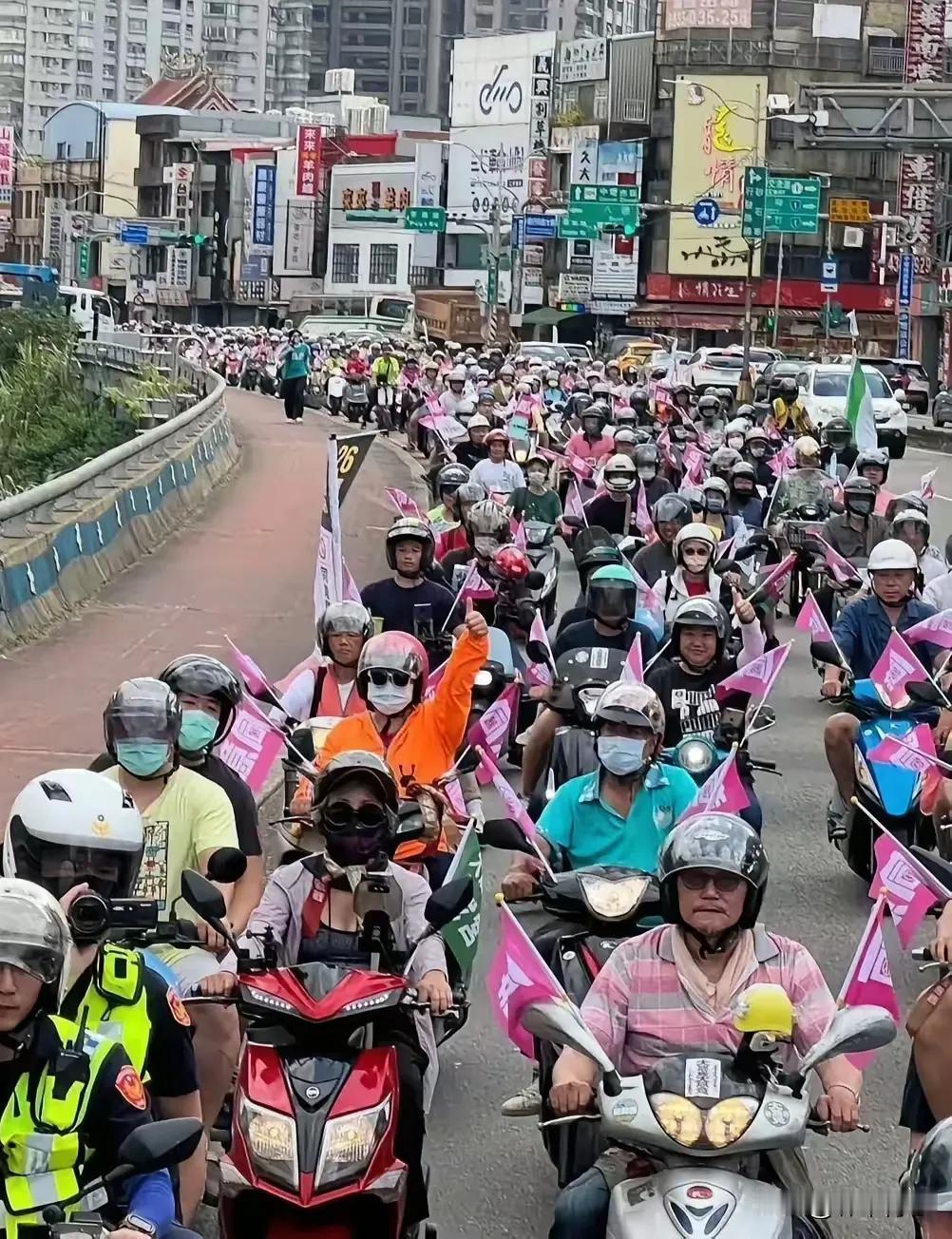 台湾突然热闹起来，民进党的支持者，这两天纷纷不是骑自行车就是骑摩托车上街，为大罢