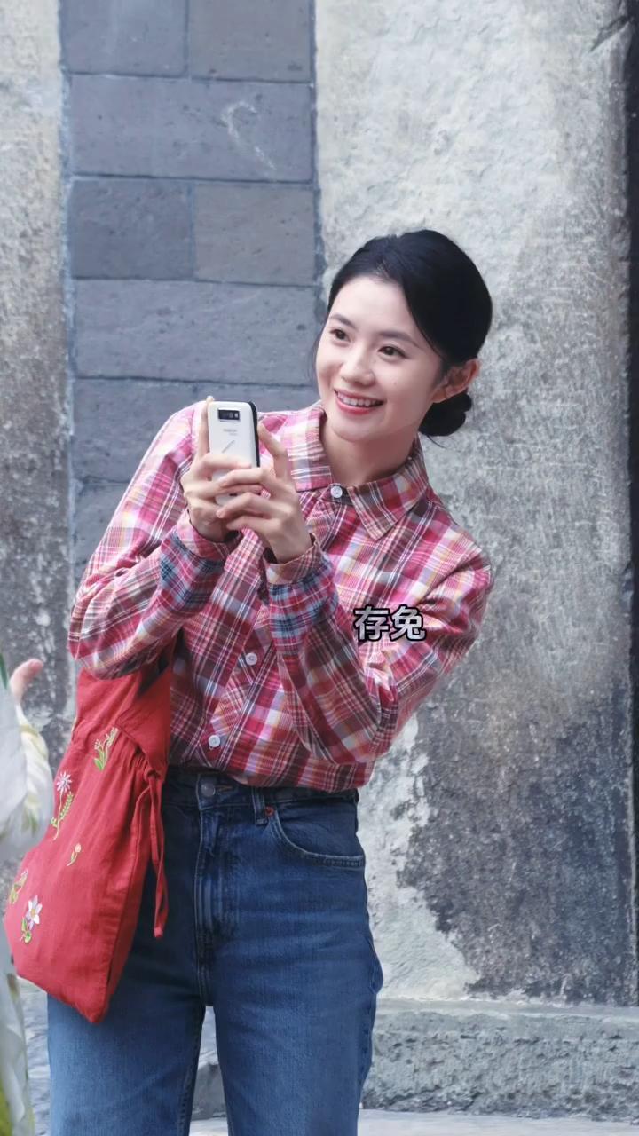 刘浩存《美顺与长生》路透，格子衬衫基础刘浩存的美貌就不基础，笑起来好甜
