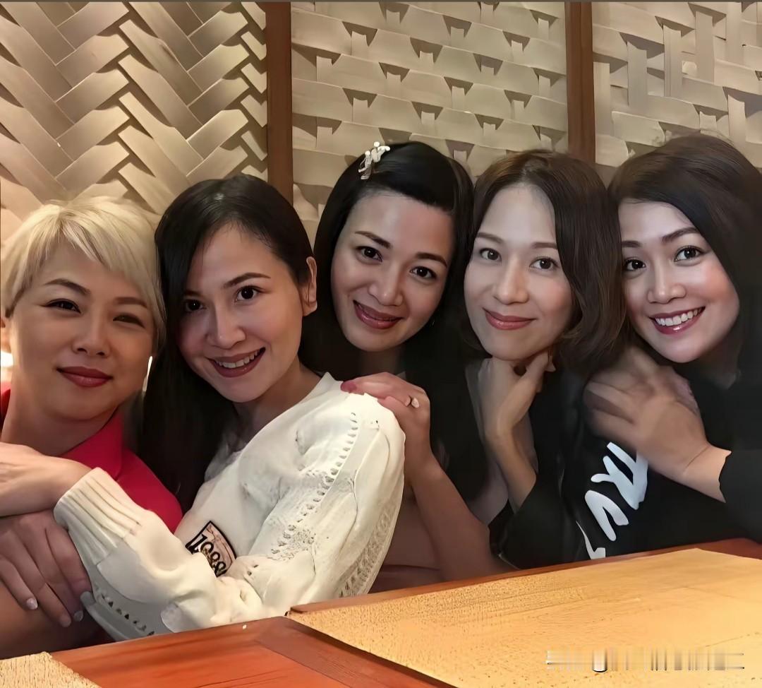 陈小春版《鹿鼎记》里韦小宝的五位“老婆”重聚，从左到右分别是：1刘乔方（刘